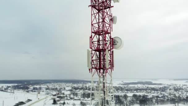 Torre con antenas y platillos celulares, inalámbricos. Disparo de helicóptero
 - Imágenes, Vídeo