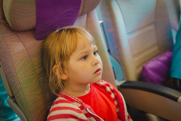 милая маленькая девочка путешествие на самолете, безопасность детей в полете
 - Фото, изображение