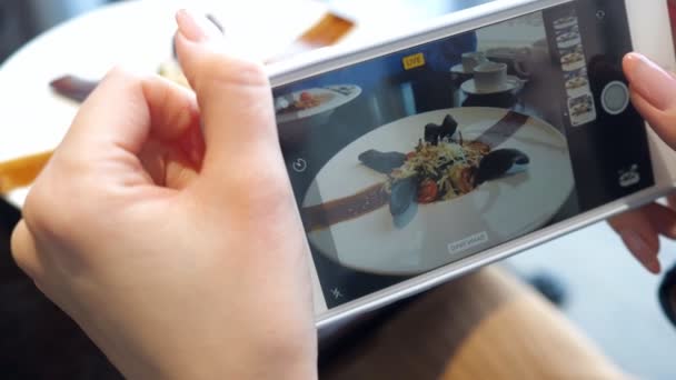 Vrouw handen nemen van foto's van diner eten door smartphone - Video