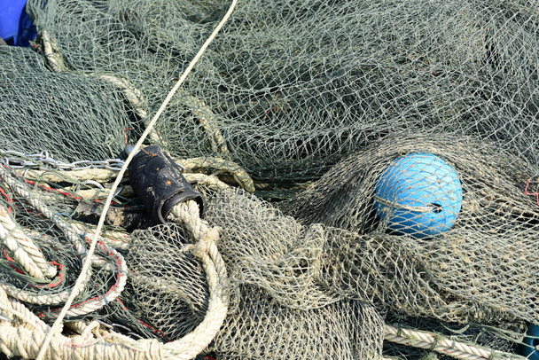 Nahaufnahmen von kleinen Fischerbooten, Nahaufnahme von Winden und aufgerollten Seilen auf bunten Fischerbooten - Foto, Bild