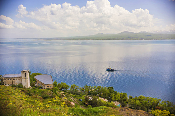 Gyönyörű kilátás Sevan tó türkiz víz és zöld dombok, Sevan, Örményország  - Fotó, kép