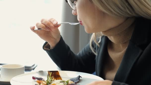 Κοντινό πλάνο γυναίκα τρώει σαλάτα που κάθεται στο καφενείο. - Πλάνα, βίντεο