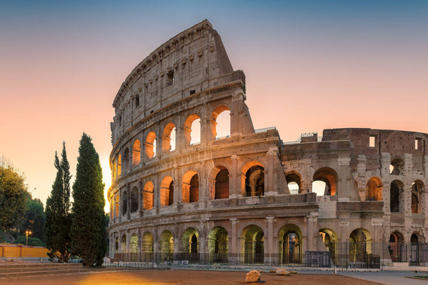 Ανατολή ηλίου άποψη από το Κολοσσαίο στη Ρώμη, Ιταλία, - Φωτογραφία, εικόνα