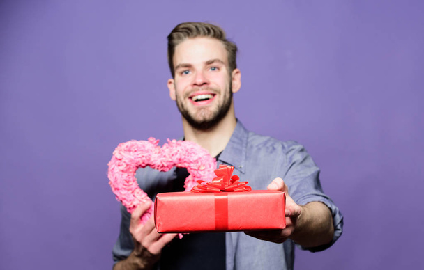 Man with decorative heart. Date. Valentines day party. Love and romance. Romantic greeting. Valentines day sales. unshaved man on purple background. happy man with present box. Happy birthday - Фото, изображение