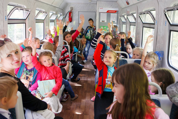 Ρωσία, Σιβηρία - 2016: ομάδα παιδιών, εκδρομή με το τρένο - Φωτογραφία, εικόνα