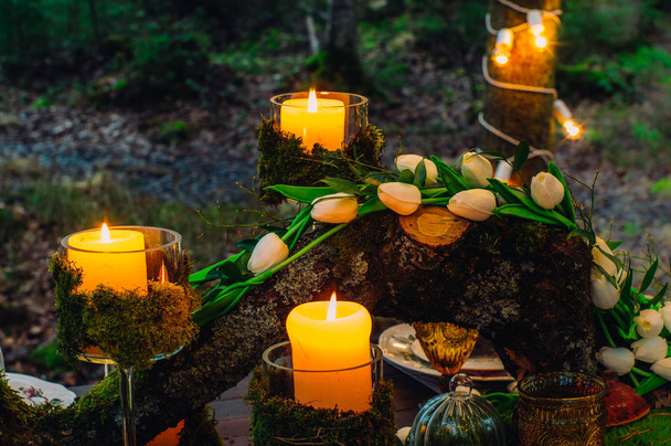 Decorazioni da tavola nuziale con tulipani, muschio e candele
 - Foto, immagini