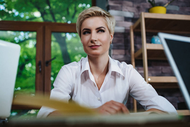 Business woman thinking about negotiating with business partners - Фото, зображення