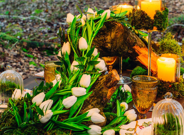 Decorazioni da tavola nuziale con tulipani e muschio
 - Foto, immagini