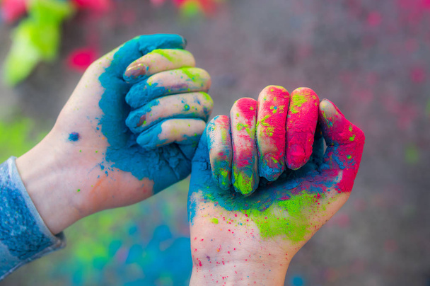 Két kezét többszínű száraz hawley festék - Fotó, kép