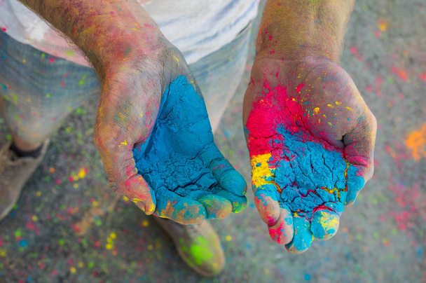 Дві руки з багатобарвною сухою фарбою яструба
 - Фото, зображення