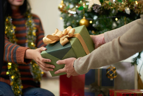 Noel arifesinde hediye alışverişi çift eller - Fotoğraf, Görsel