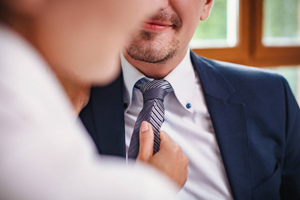 Nahaufnahme der Krawatte des Mannes wird angepasst. beschnitten - Foto, Bild