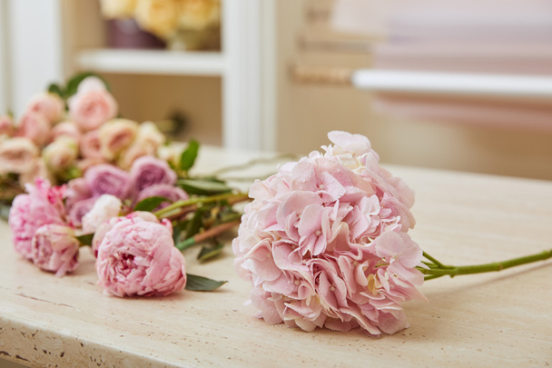 enfoque selectivo de rosas rosadas y peonías en la mesa
  - Foto, Imagen