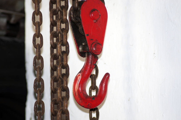 Cable, chain hoist for lifting and maneuvering                    - Photo, Image