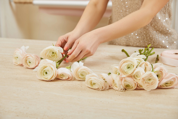partial view of florist making bouquet of white peonies - Foto, Bild