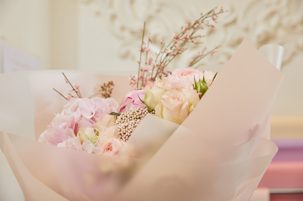 selective focus of bouquet of roses and peonies  - Foto, imagen