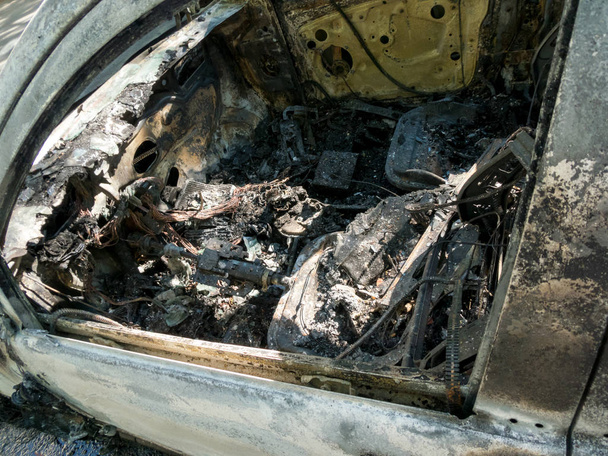 Abandoned damaged and burnt out car - Φωτογραφία, εικόνα