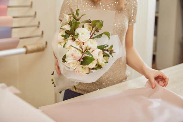 partial view of florist holding bouquet of white peonies  - Foto, Bild