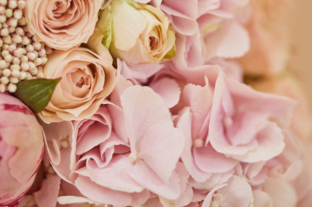 close up of bouquet of roses and pink peonies on table - Фото, зображення