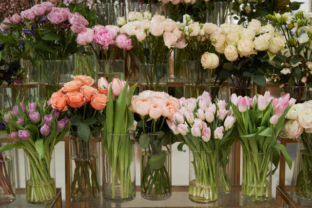 розы, тюльпаны и пионы в стеклянных вазах
  - Фото, изображение
