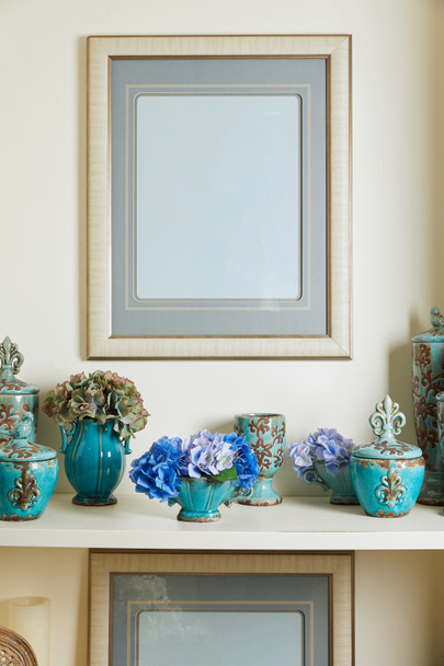  marco de imagen y conjunto de turquesa con flores azules en la superficie
  - Foto, imagen