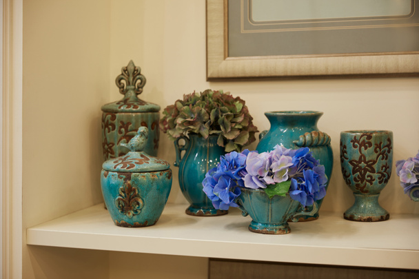  turquoise set with blue flowers on surface  - 写真・画像