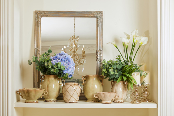 miroir, ensemble vintage avec des fleurs bleues et blanches sur étagère
  - Photo, image