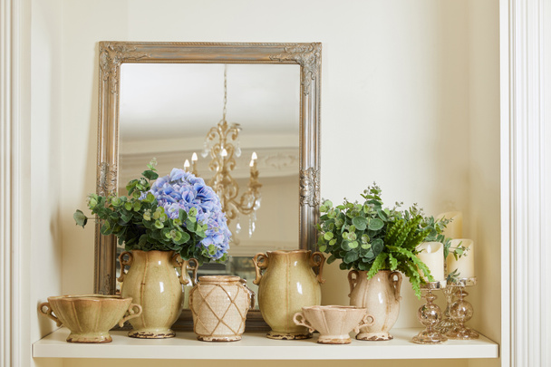 lustro, beż z i kwiaty na półce  - Zdjęcie, obraz