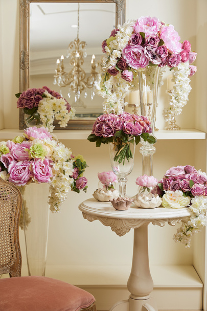 Wnętrze pokoju krzesło, lustra, kwiaty w wazon - Zdjęcie, obraz