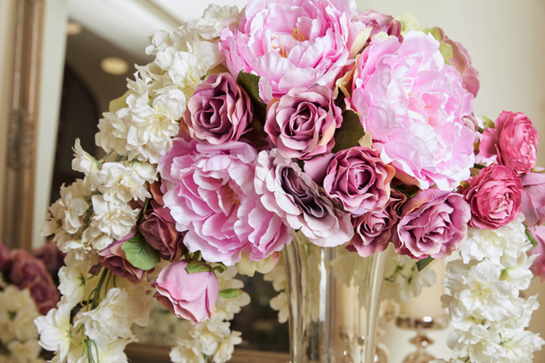 Detailní záběr bílé a fialové květy v skleněná váza - Fotografie, Obrázek