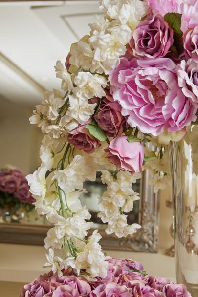 Закрыть белые и фиолетовые цветы в стеклянной вазе
 - Фото, изображение