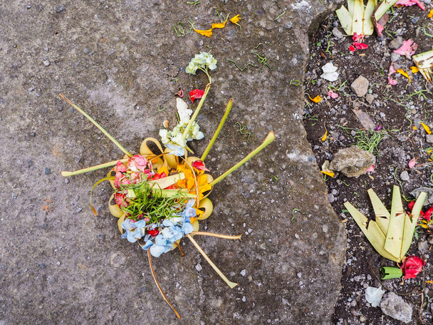 Colorata offerta canang sari balinese con fiori per strada, Sidemen, Bali, Indonesia
 - Foto, immagini