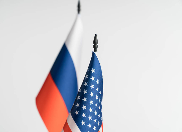 分離した白い背景に米国とロシアのフラグです。ポリシーの概念 - 写真・画像