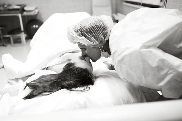 Young woman before giving birth with her husband in the ward - Photo, Image