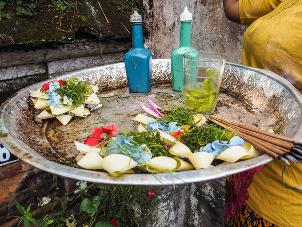 Donna balinese in possesso di un vassoio con offerte e nuovi canang sari, Ubud, Bali
 - Foto, immagini