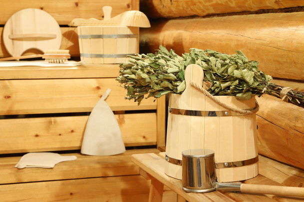Scopa in betulla asciutta sul secchio in legno e accessori per il bagno nella sauna
. - Foto, immagini