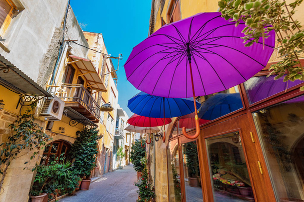 Kolorowe parasole wiszące na ulicę w Chania, Grecja - Zdjęcie, obraz