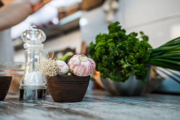 Kitchen table with garlic - Фото, изображение
