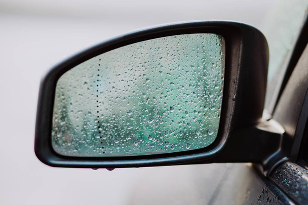 autó visszapillantó tükör eső után - Fotó, kép