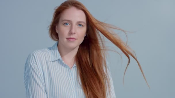 Ingwerkopf rote Haare, Ingwerhaarmodell mit blauen Augen auf blauem Hintergrund - Filmmaterial, Video