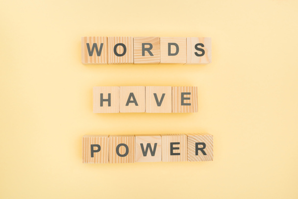 vista superior de las palabras frase tienen letras de poder con cubos de madera sobre fondo amarillo
 - Foto, Imagen