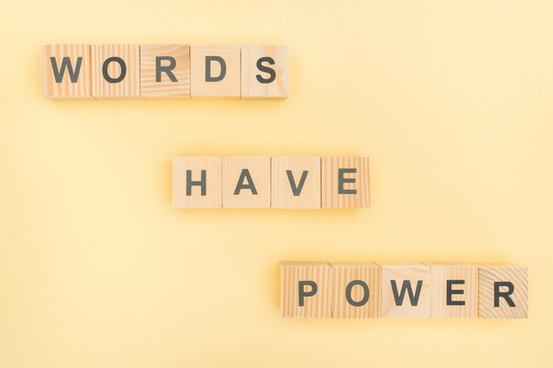 vista superior de las palabras frase tienen letras de poder con cubos de madera sobre fondo amarillo
 - Foto, Imagen
