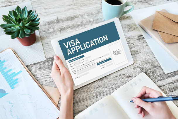 Online-Visa-Antragsformular auf dem Bildschirm. Besuchserlaubnis für Länder. - Foto, Bild