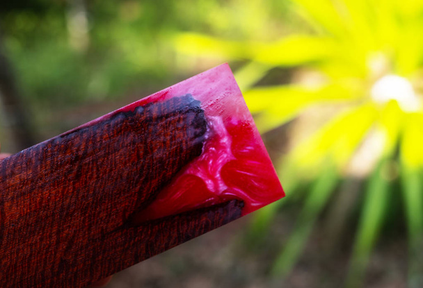 Odlewanie żywicy epoksydowej stabilizacji drewno ma tygrys tło kolor czerwony pasek - Zdjęcie, obraz