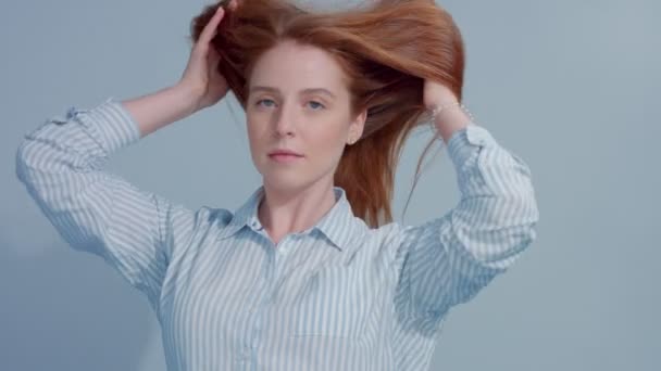 gingerhead červený vlasy, zrzavé vlasy model s modrýma očima na modrém pozadí - Záběry, video