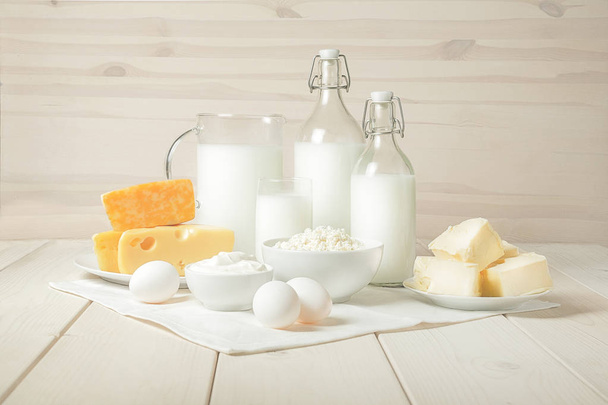 Tej, túró, tejföl, sajt, vaj, tojás, csendélet a friss tejtermékek. A hasznosságát a tej, tejtermékek, tej, felnőttek és gyermekek számára. Csendélet, tejtermékek. - Fotó, kép