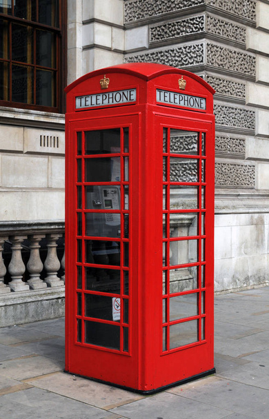 Στέμμα της Βασίλισσας κόκκινο τηλεφωνικό κιβώτιο στο Λονδίνο - Φωτογραφία, εικόνα