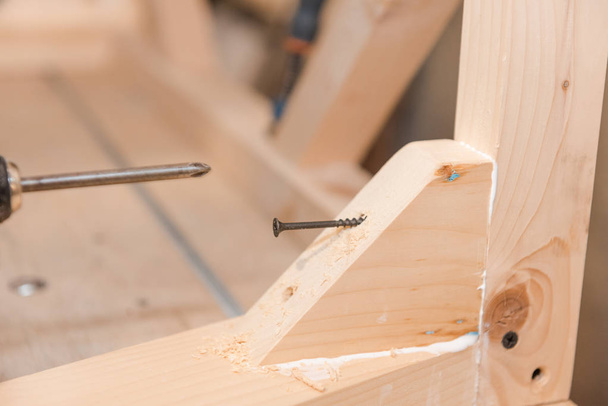 Screw in the screw yourself. Screw in wood. Carpenter work. Make of wood. Screw close-up. - Foto, imagen