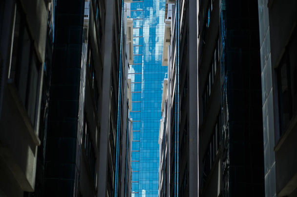 Дивлячись на повну склянку довіри між двома офісних будівель в центрі міста кл. - Фото, зображення