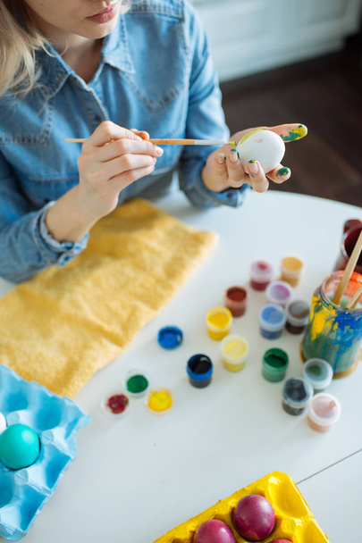 Girl paints eggs for easter - Foto, Bild